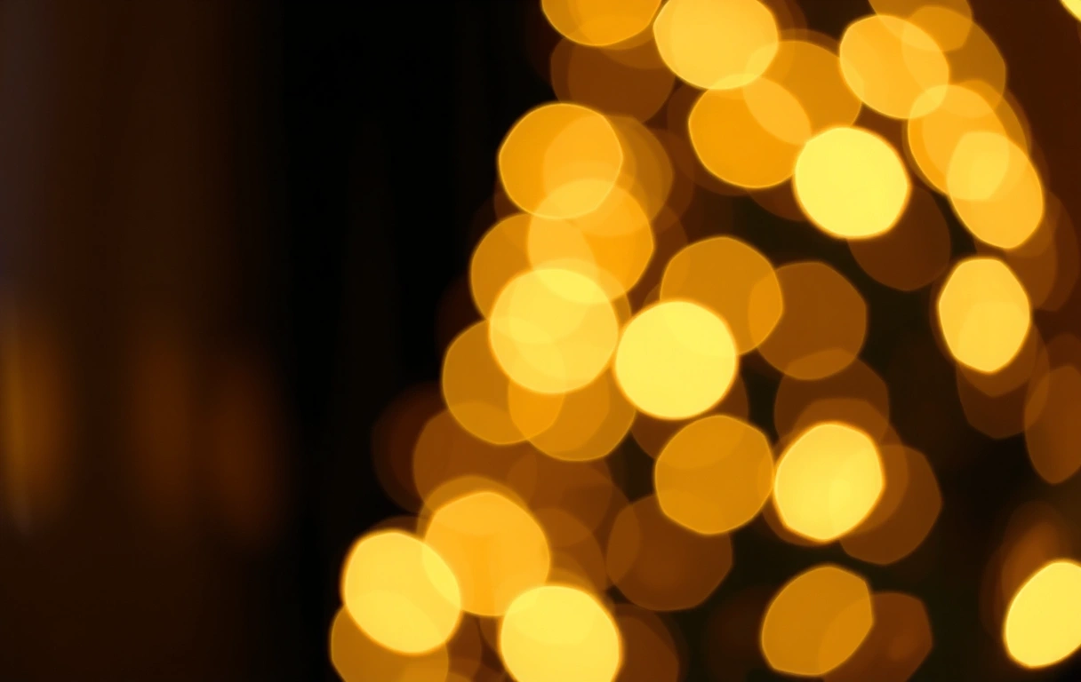 Złote, rozmyte ognie na ciemnym tle